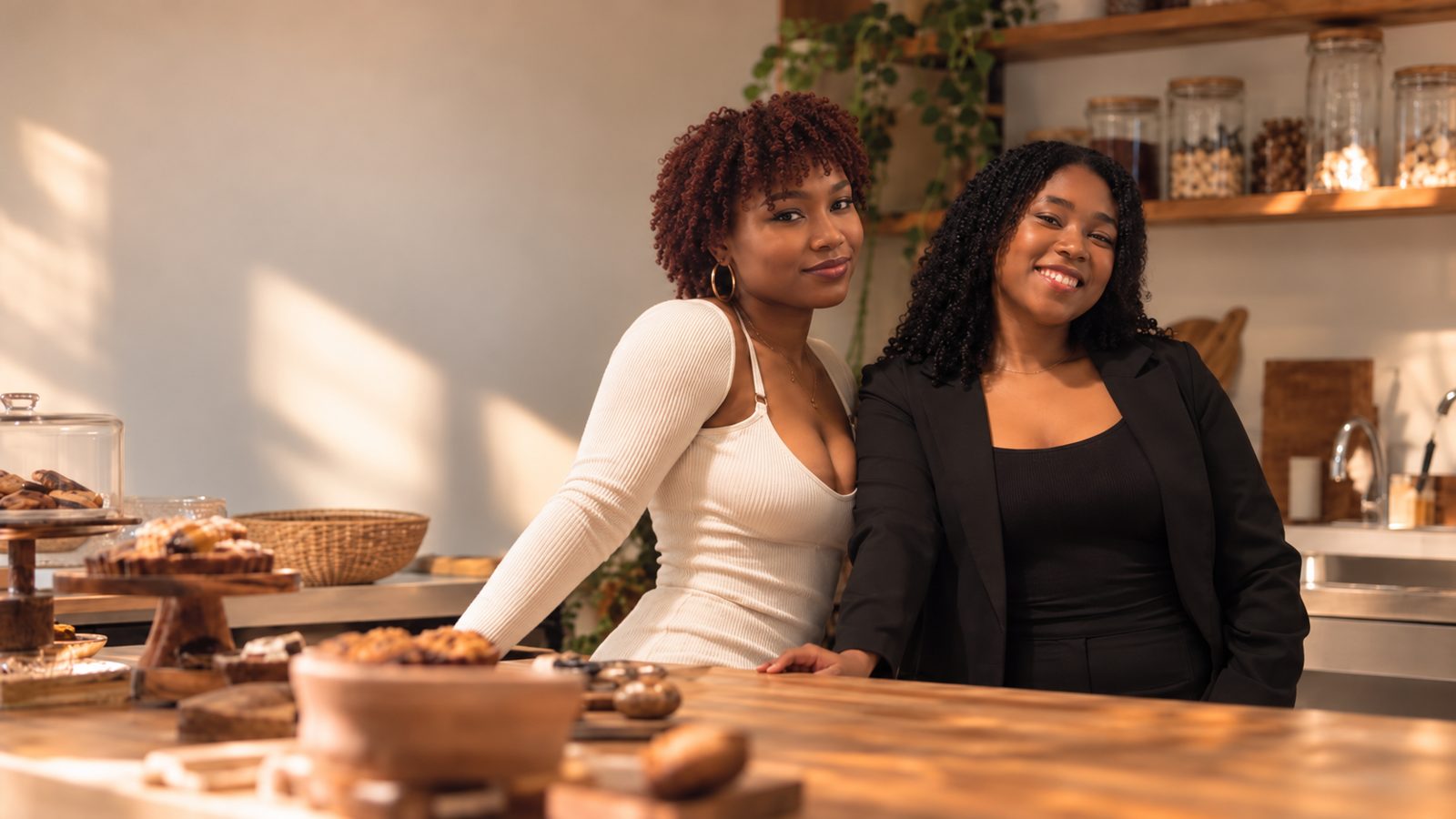 Thamara et Roodeline, souriantes derrière le comptoir de leur cuisine
